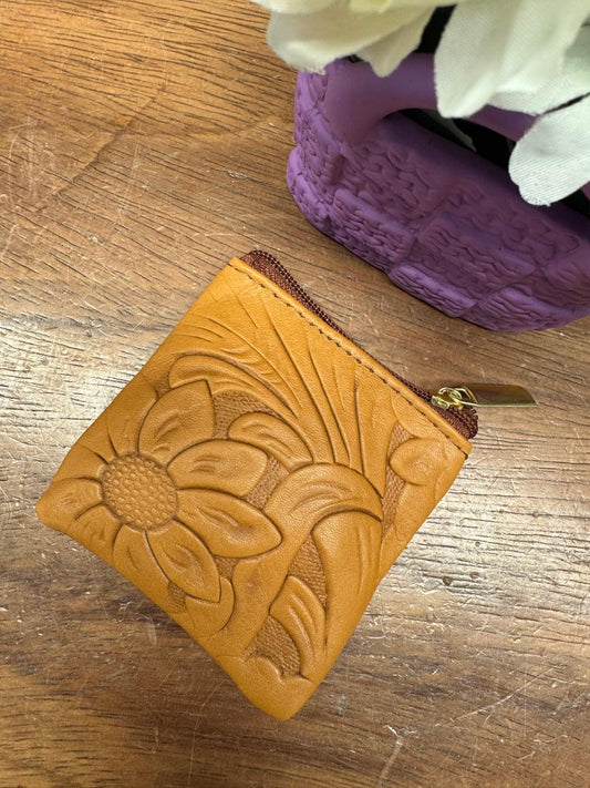 MONEDERO CLASICO CINCELADO MOSTAZA
