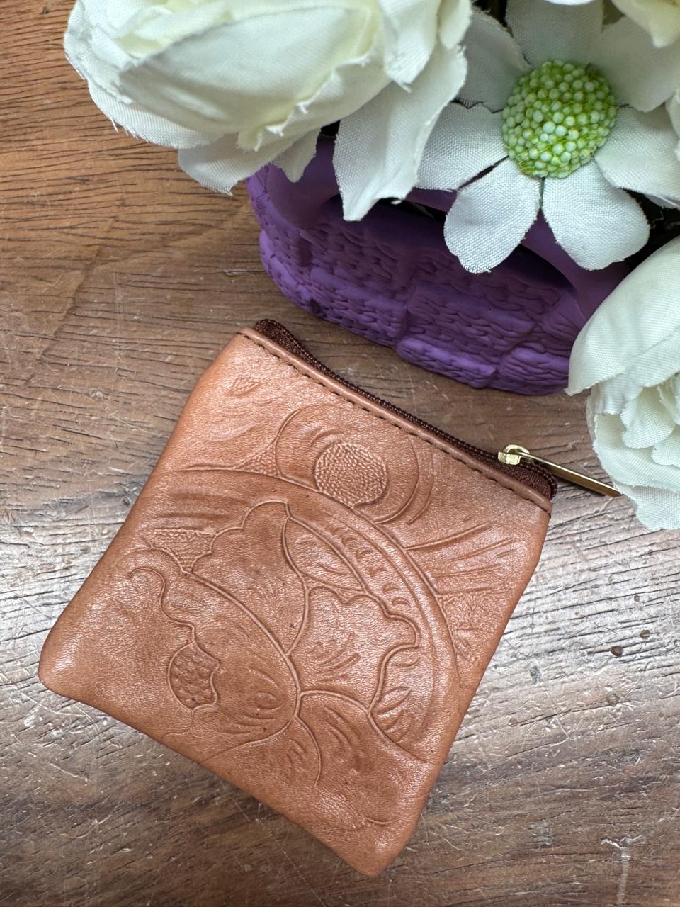 MONEDERO CLASICO CINCELADO MAQUILLAJE