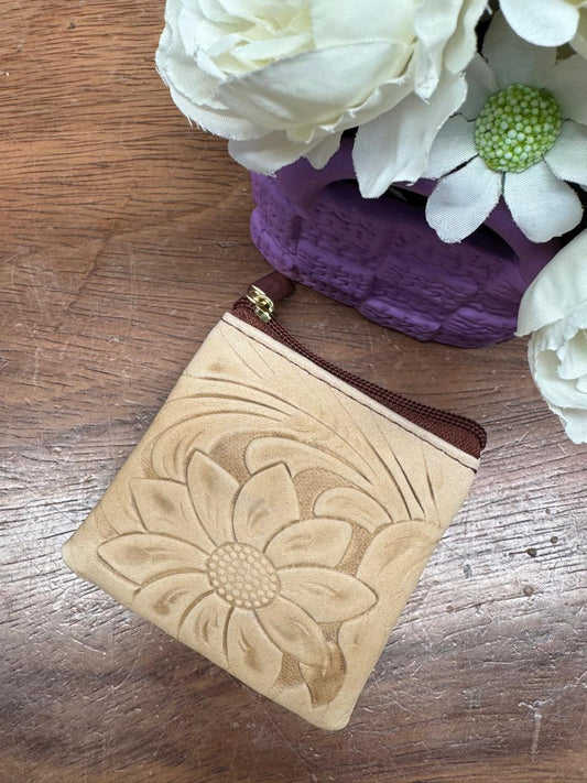 MONEDERO CLASICO CINCELADO LATTE