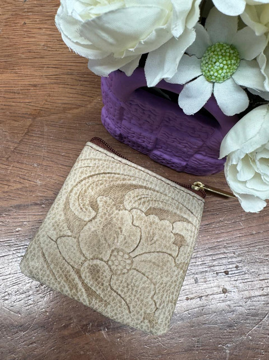 MONEDERO CLASICO CINCELADO BEIGE