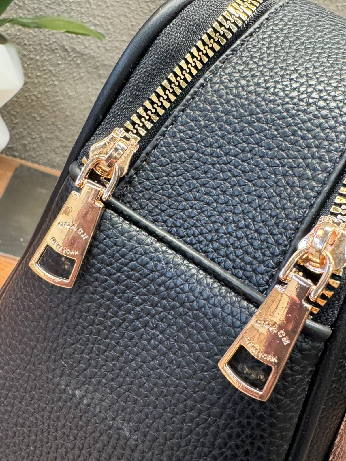IMPORTACION ASHTON TOTE COACH NEGRO ESTAMPADO