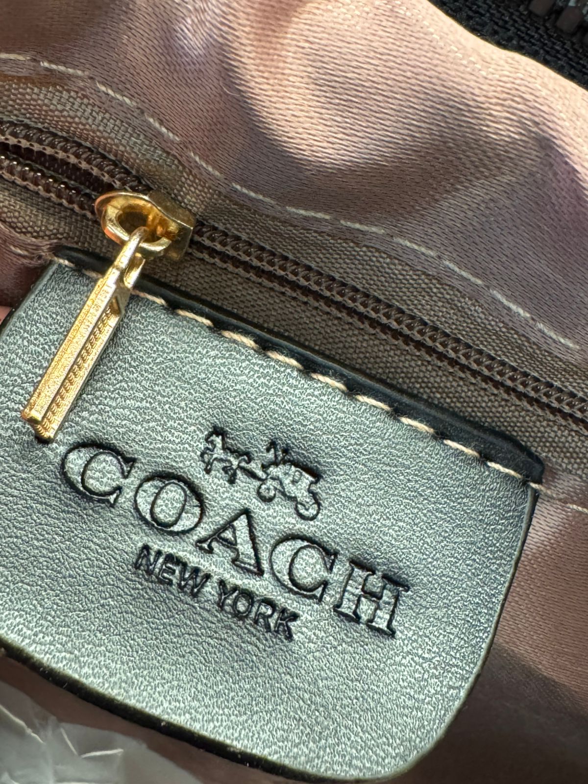 IMPORTACION ASHTON TOTE COACH NEGRO ESTAMPADO