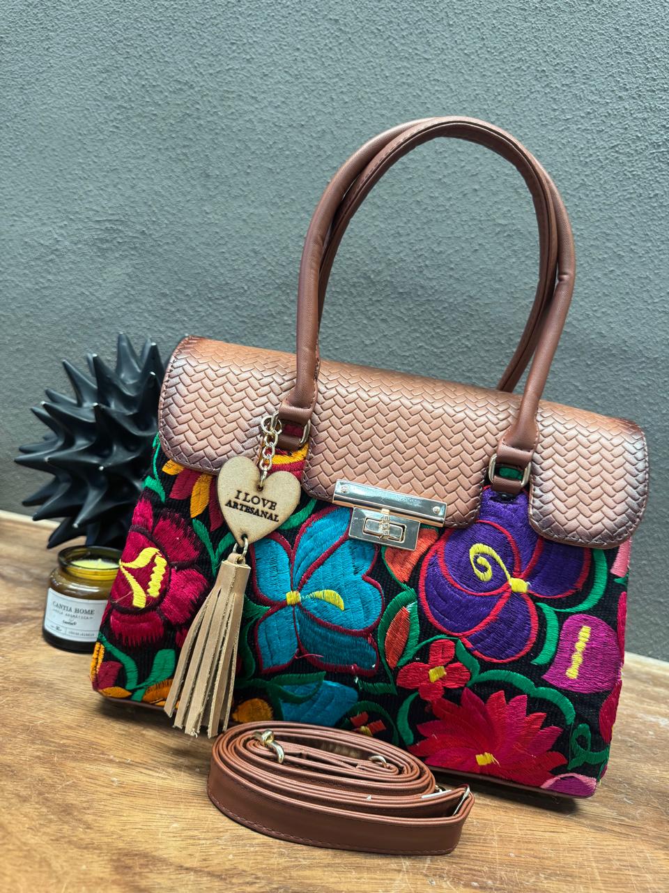 BOLSO GUADALUPE COLOR CAMEL BORDADO