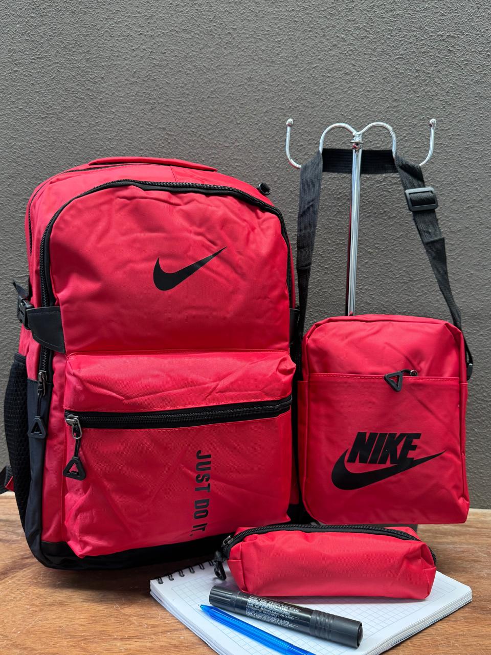 COMBO MOCHILA NIKE JUST COLOR ROJO