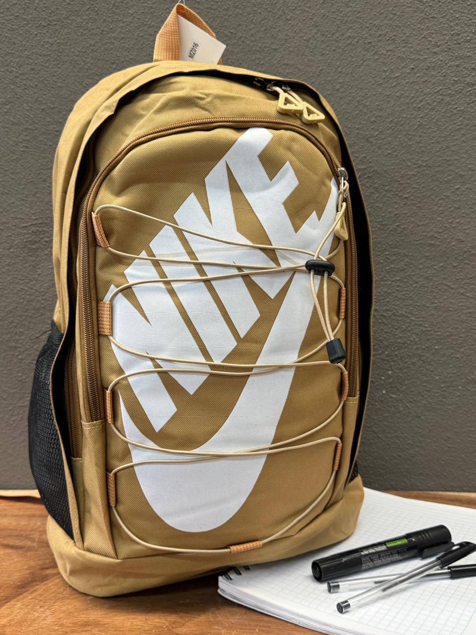 MOCHILA NIKE AGUJETA KAKHI/BLANCO