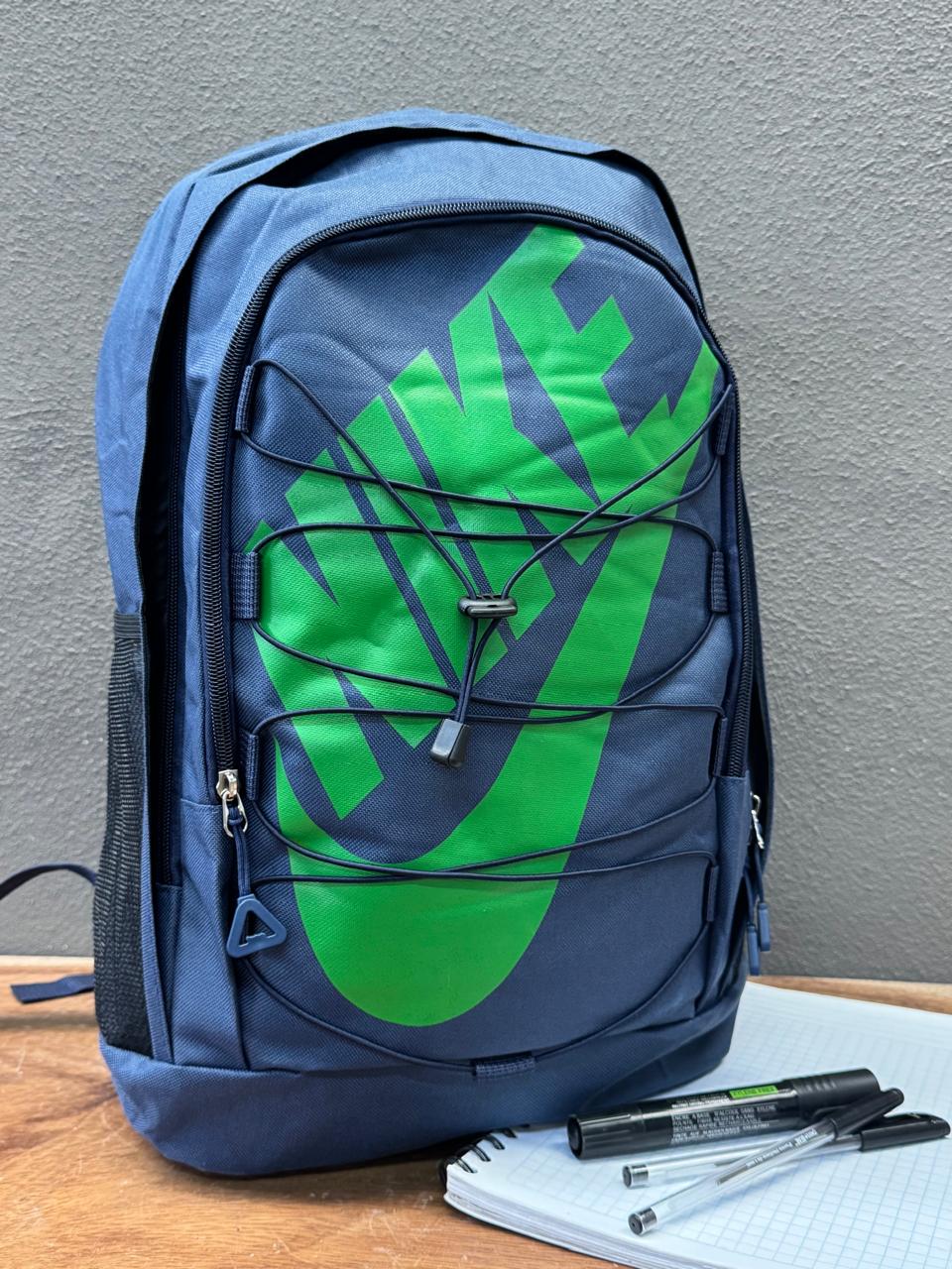 MOCHILA NIKE AGUJETA AZUL/VERDE