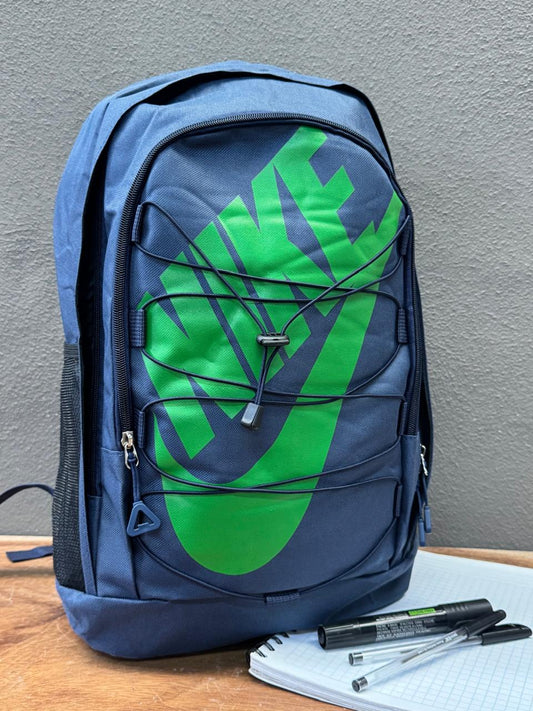 MOCHILA NIKE AGUJETA AZUL/VERDE