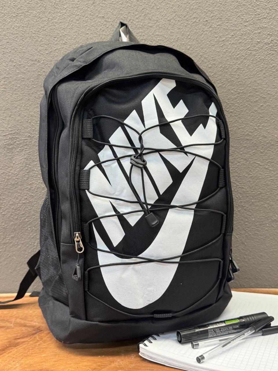 MOCHILA NIKE AGUJETA NEGRO/BLANCO