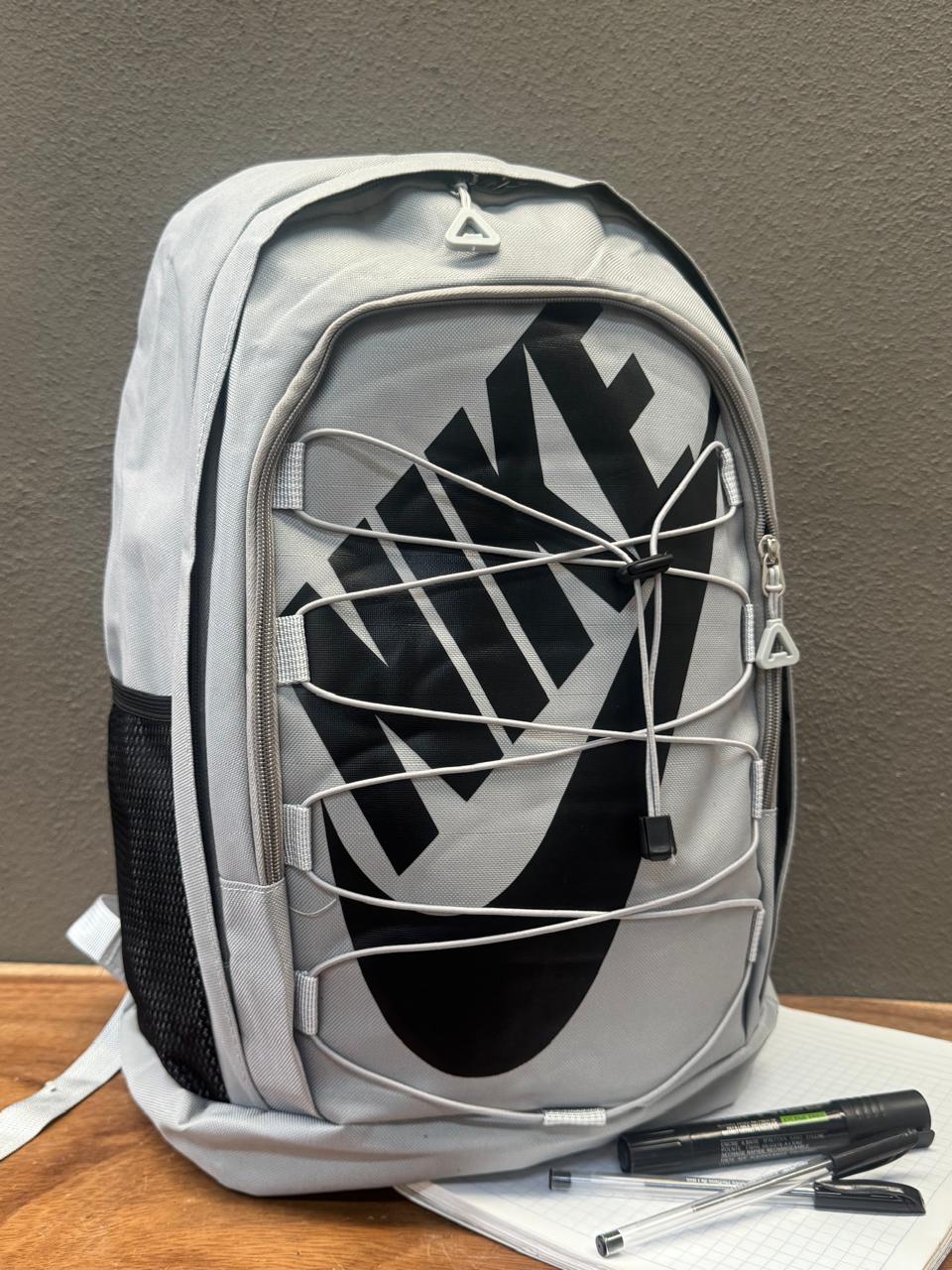 MOCHILA NIKE AGUJETA GRIS CLARO/NEGRO