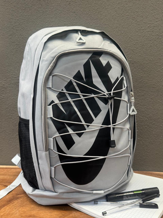 MOCHILA NIKE AGUJETA GRIS CLARO/NEGRO