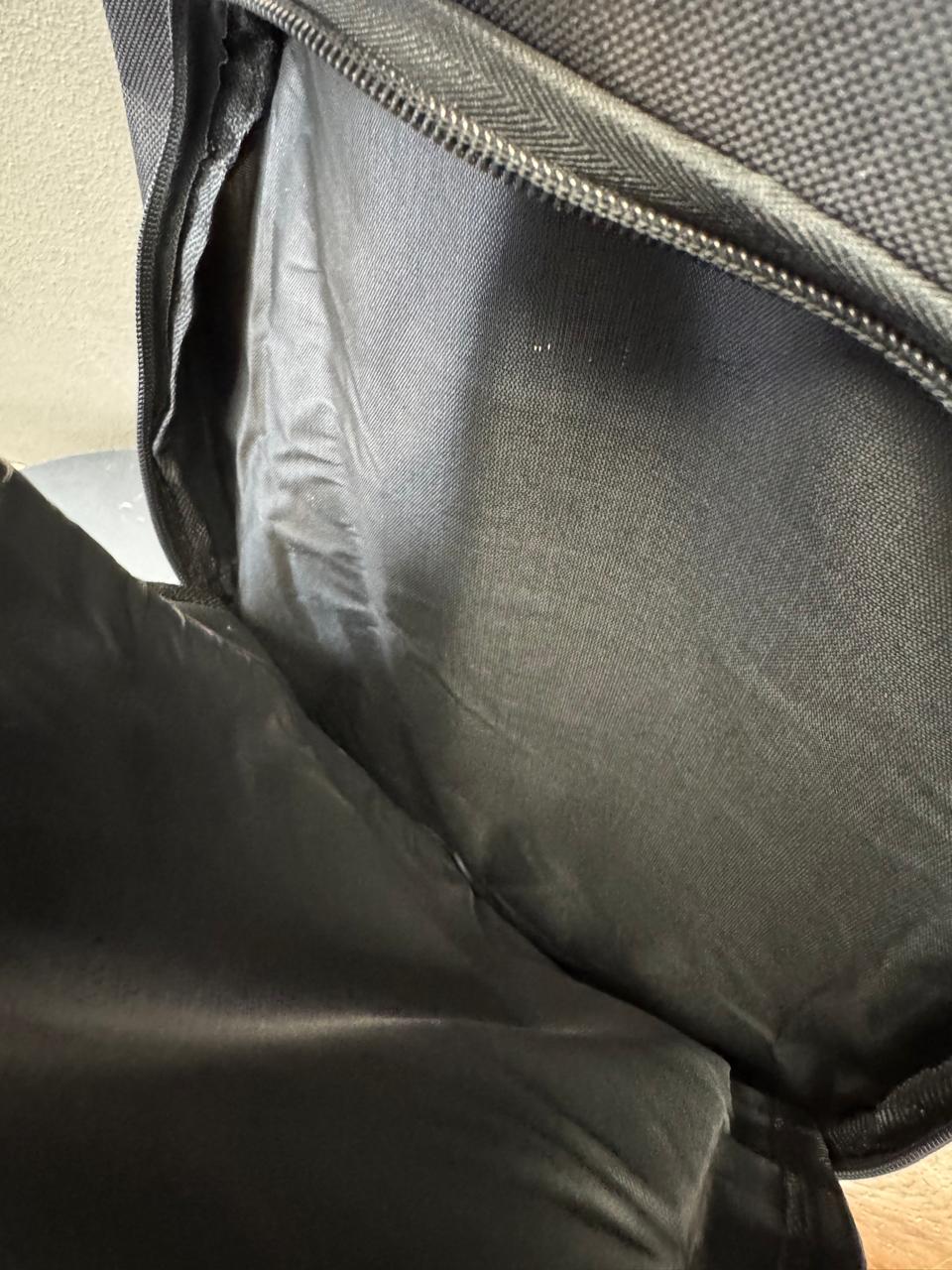 MOCHILA NIKE AGUJETA NEGRO/BLANCO