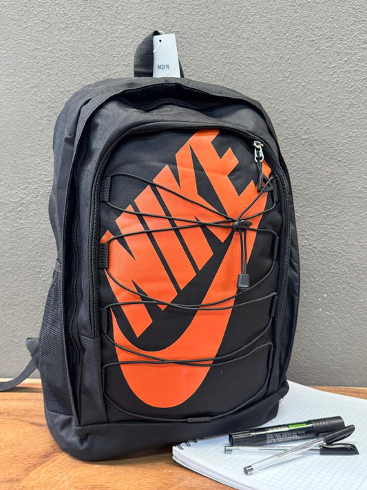 MOCHILA NIKE AGUJETA NEGRO/ROJO