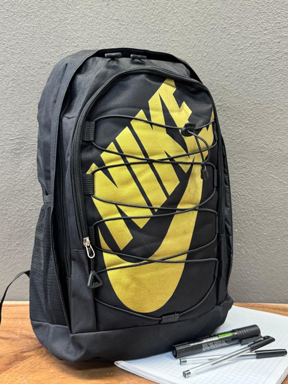 MOCHILA NIKE AGUJETA NEGRO/DORADO