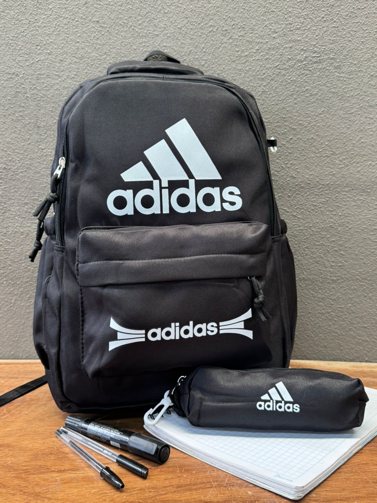 MOCHILA CON LAPICERA ADIDAS NEGRO/BLANCO