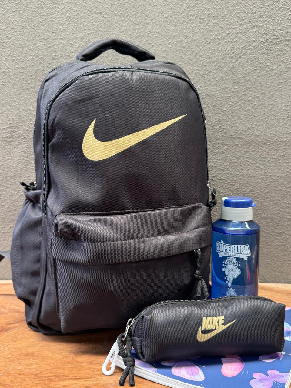 MOCHILA CON LAPICERA NIKE NEGRO/DORADO