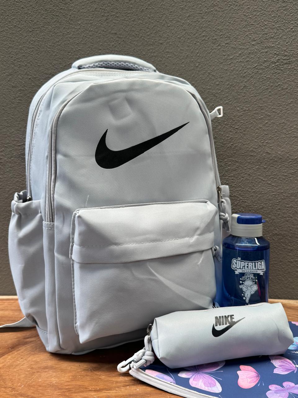 MOCHILA CON LAPICERA NIKE GRIS/NEGRO