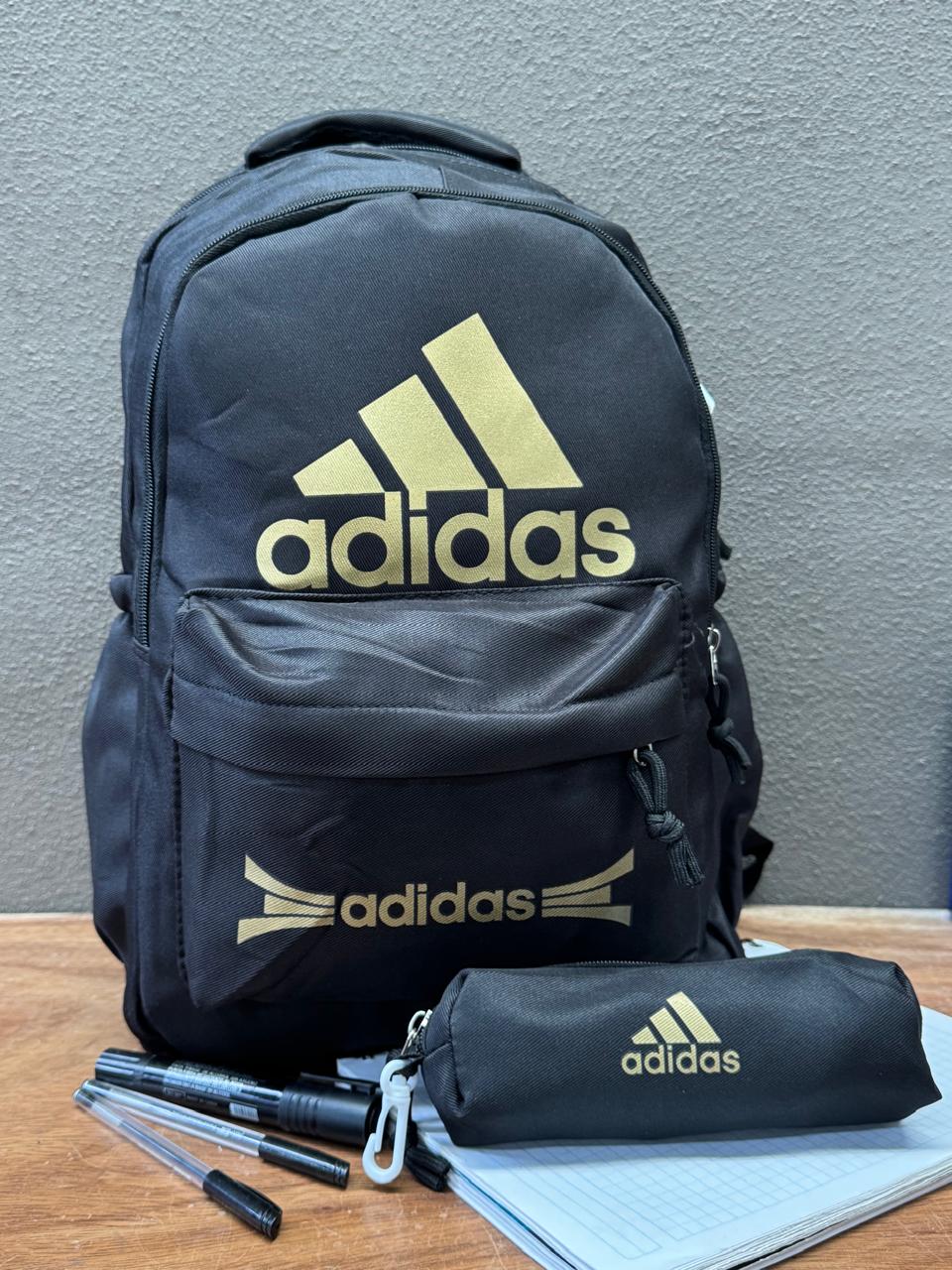 MOCHILA CON LAPICERA ADIDAS NEGRO/DORADO