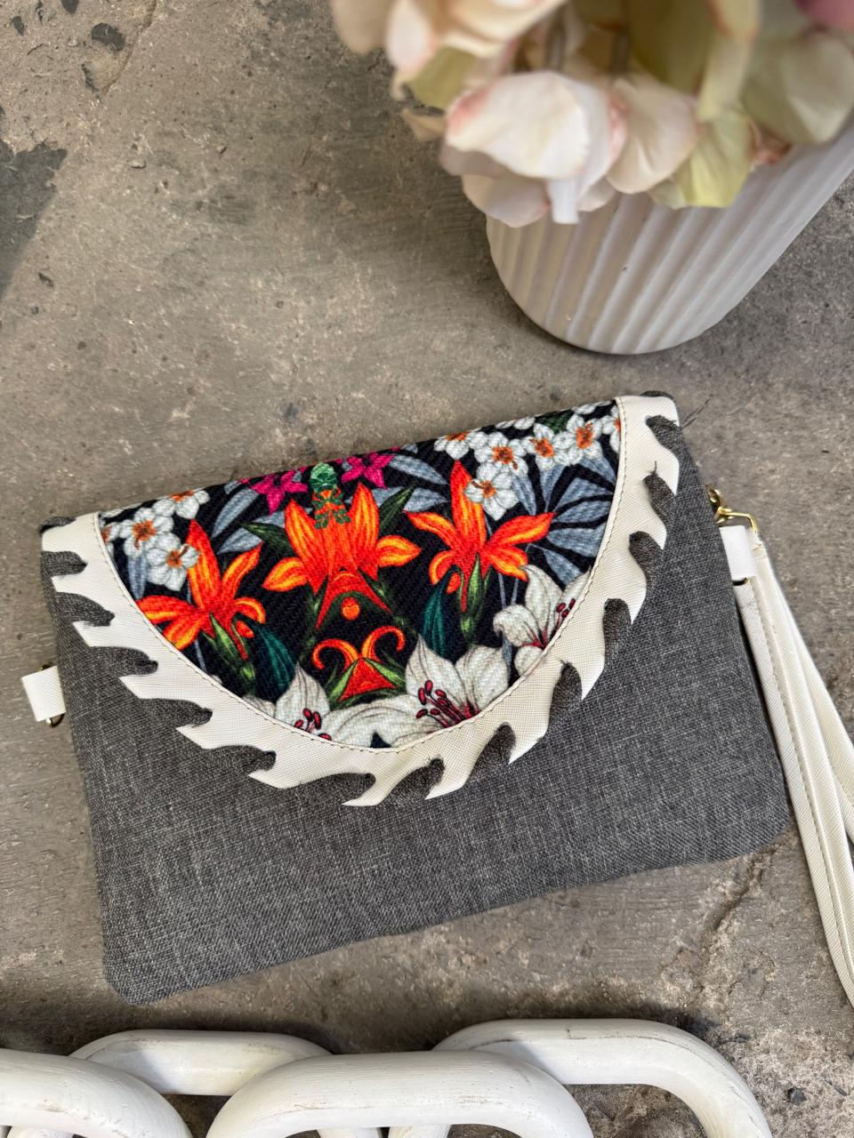SOBRE DE YUTE GRIS FLORAL