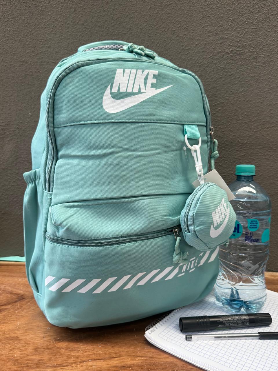 MOCHILA NIKE CON MONEDERO COLOR VERDE FRANJA BLANCA