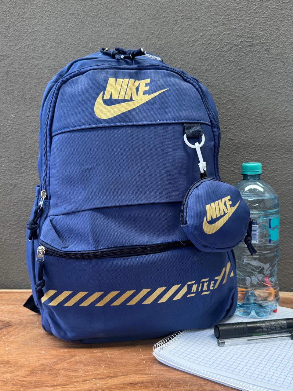 MOCHILA NIKE CON MONEDERO COLOR AZUL FRANJA DORADO