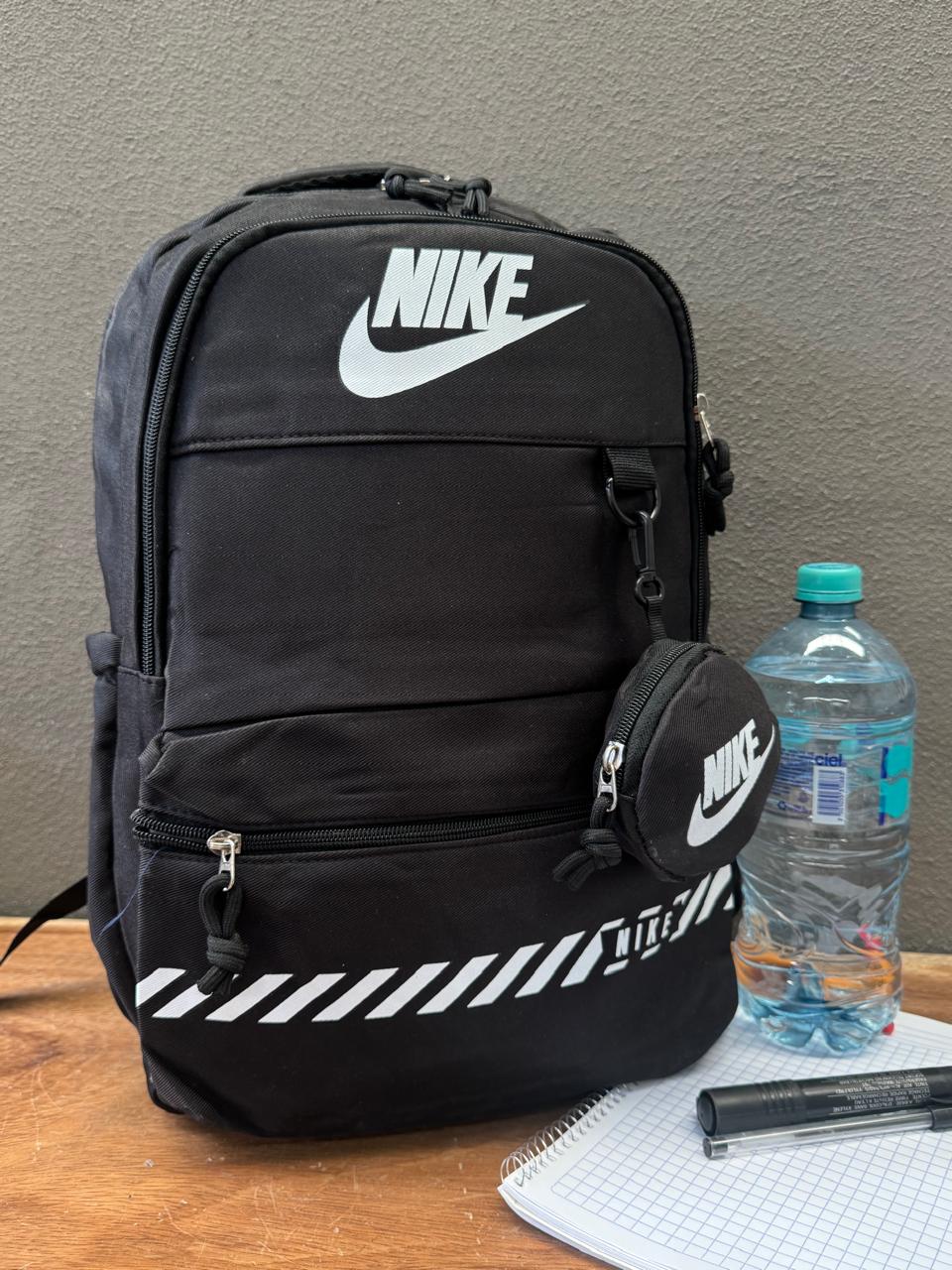 MOCHILA NIKE CON MONEDERO COLOR NEGRO FRANJA BLANCO
