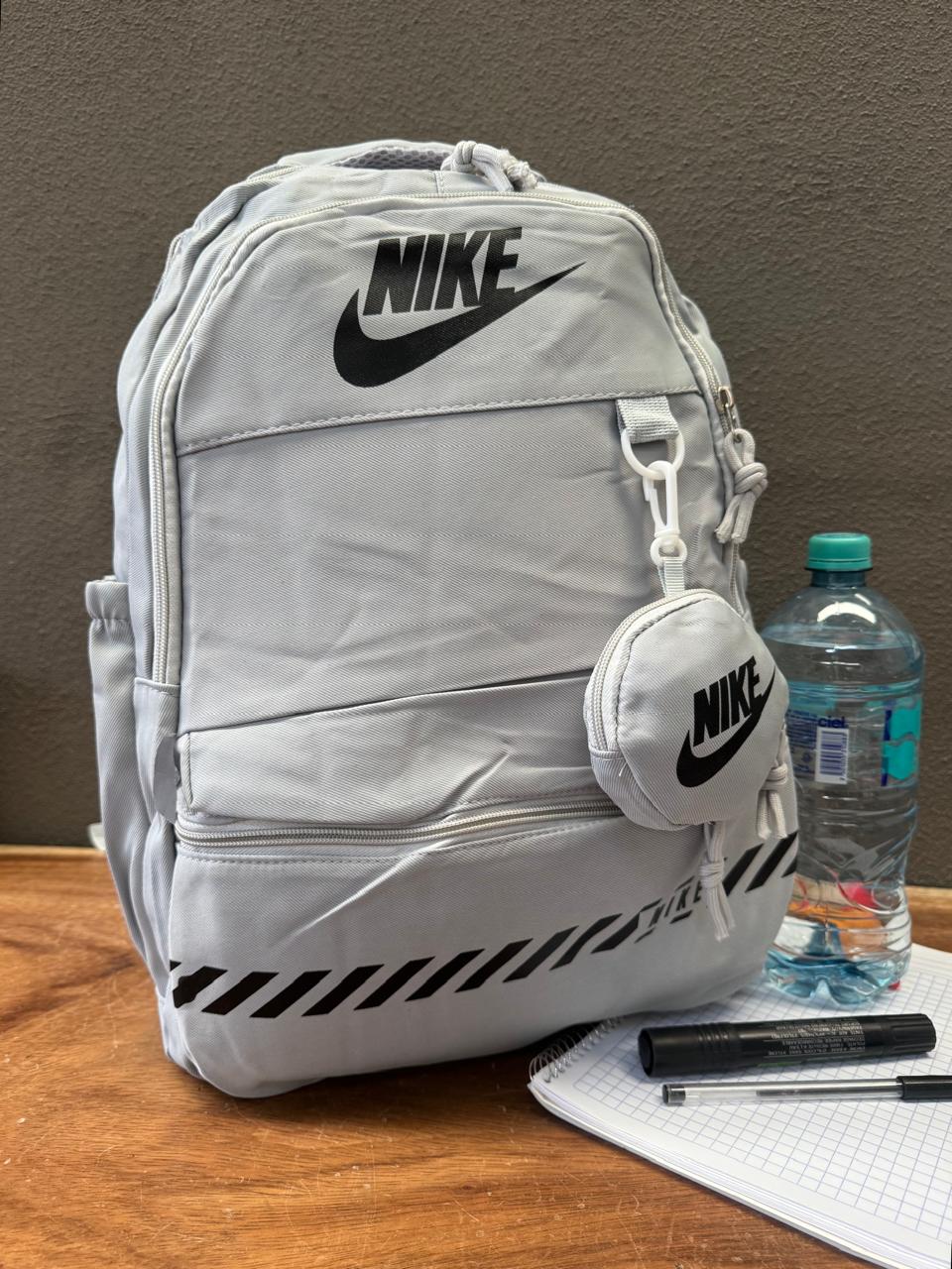 MOCHILA NIKE CON MONEDERO COLOR GRIS FRANJA NEGRO