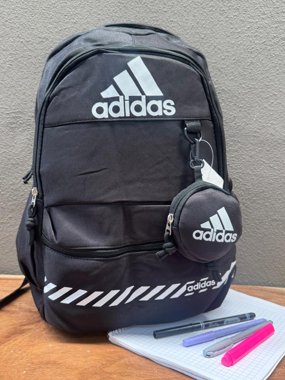 MOCHILA ADIDAS COLOR NEGRO FRANJA BLANCO