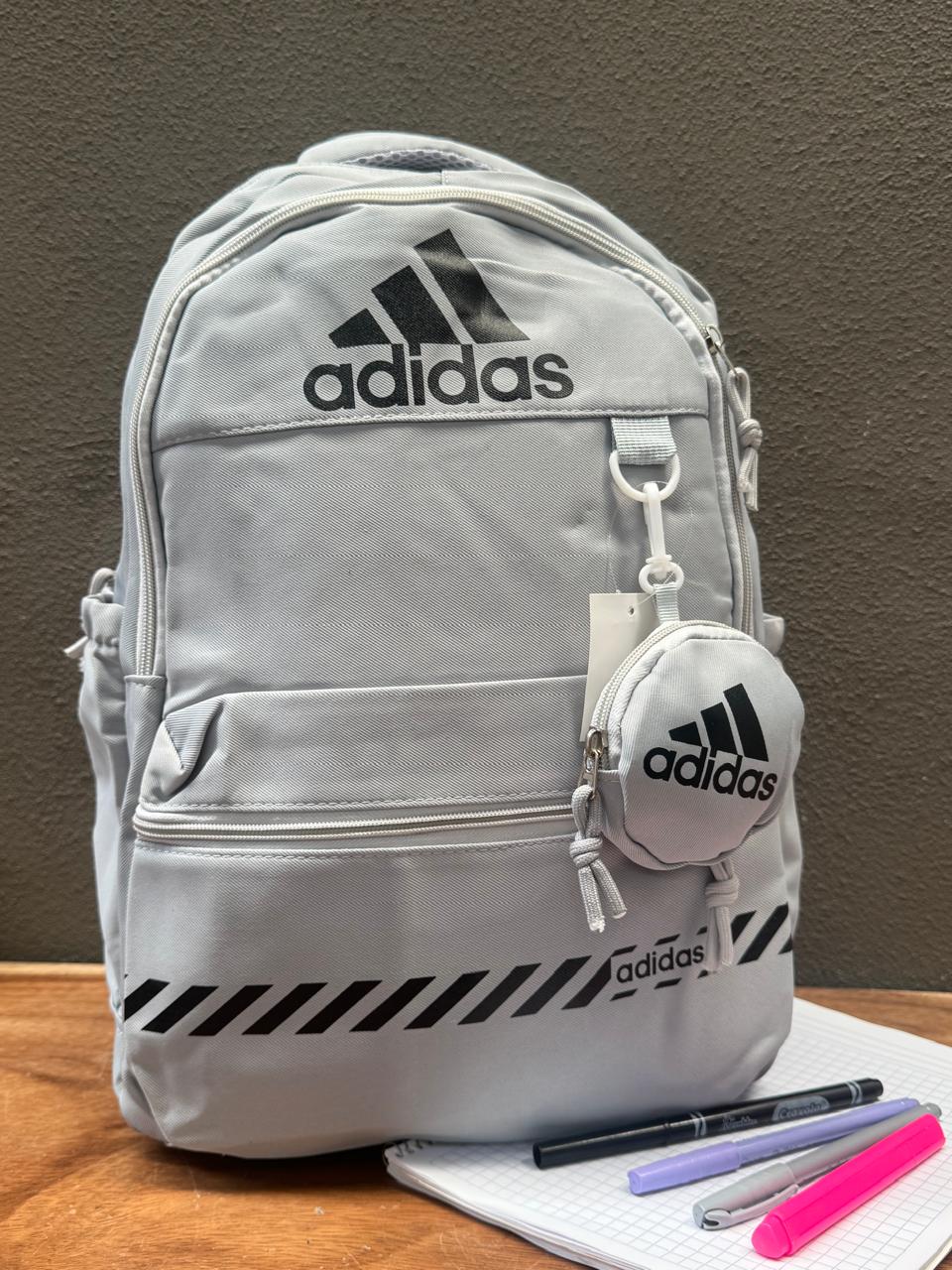 MOCHILA ADIDAS COLOR GRIS FRANJA NEGRO