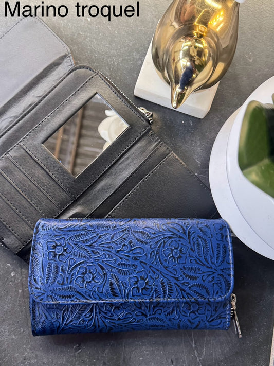 CARTERA PIEL BOLIVIA FLORES COLOR MARINO TROQUEL