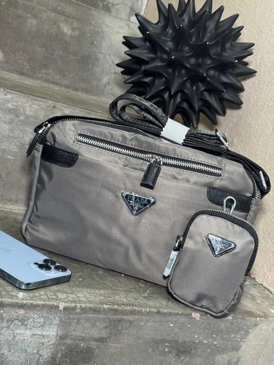 BANDOLERA PRADA CON MONEDERO UNISEX GRIS