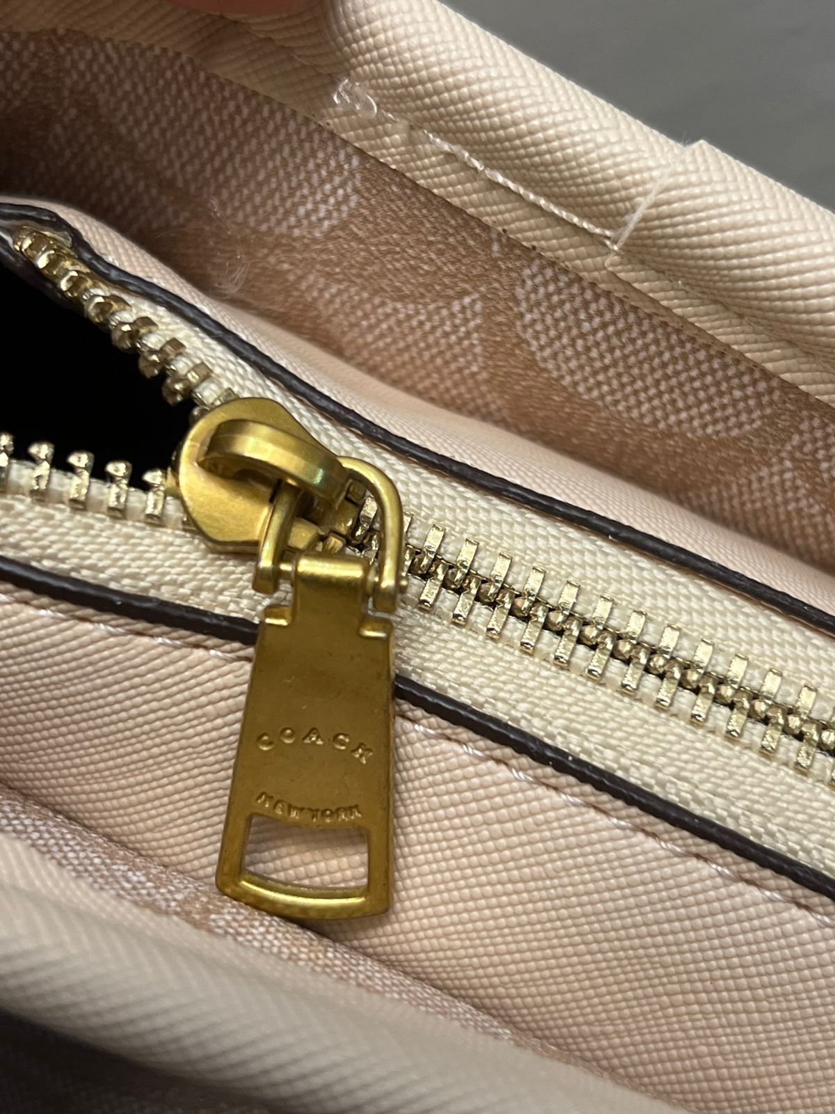 IMPORTACION TOTE COACH GDE NEUTROS KHAKI ESTAMPADO ASAS CAMEL