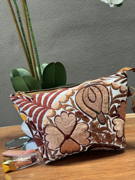 COSMETIQUERA PIEL GANESHA FLORES BORDADA FONDO FERRERO