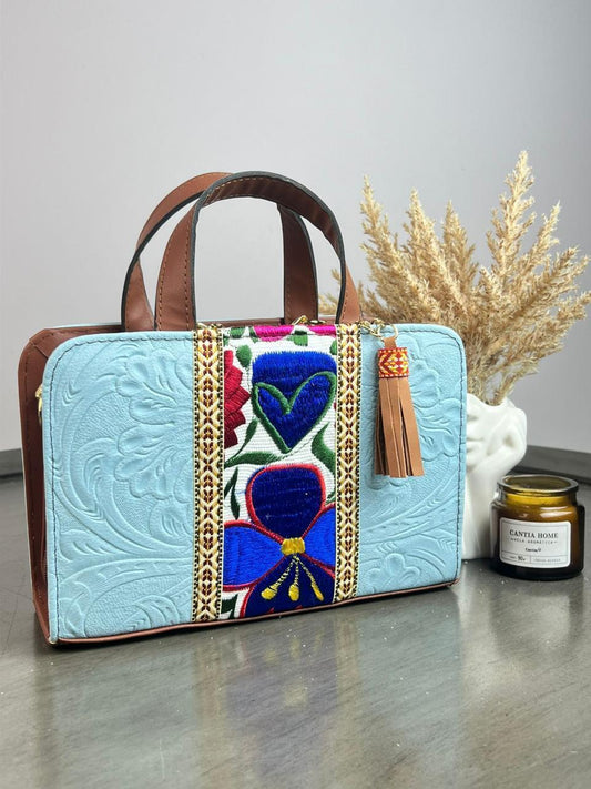 CROSSBODY DOBLE CARA FRANJA BORDADA Y GRABADO FLORES CELESTE