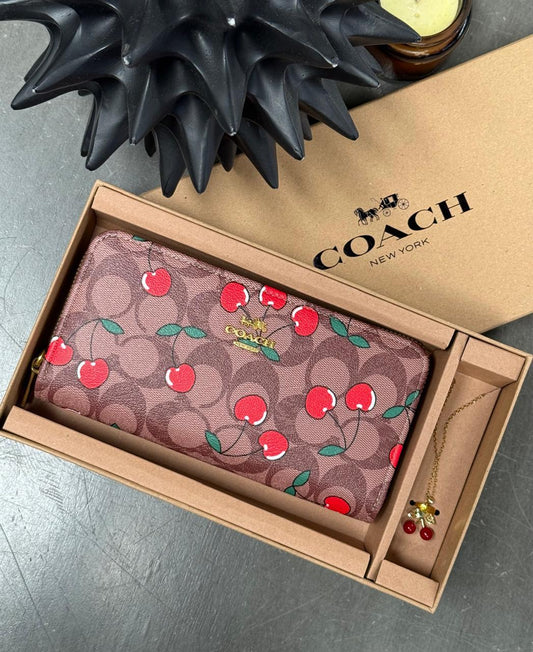 CARTERA COACH DIJE CEREZAS ROJAS-KHAKI