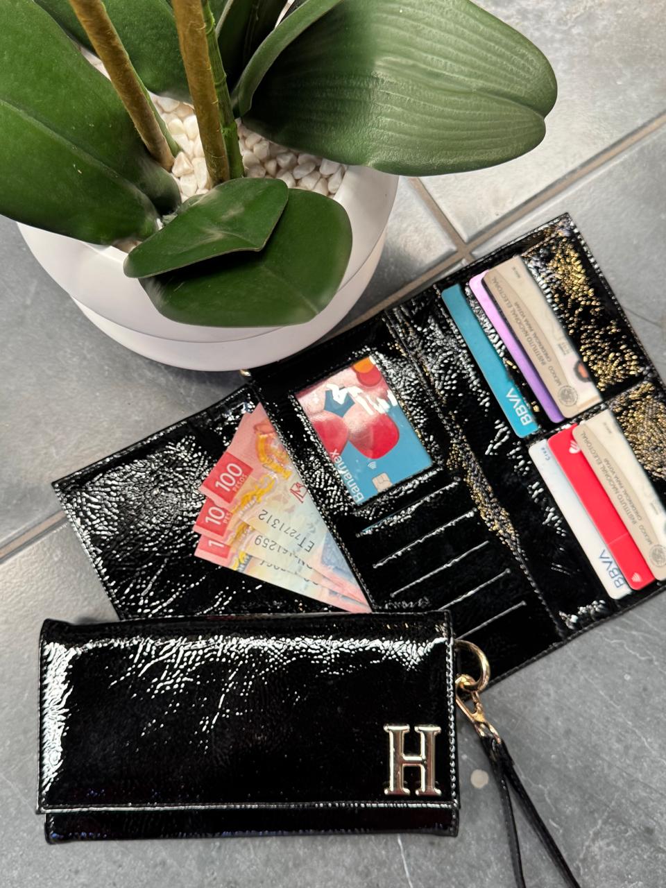 CARTERA MUÑEQUERA NEGRO CHAROL ARRUGADO