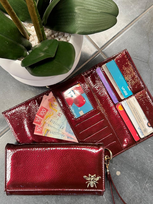 CARTERA MUÑEQUERA VINO CHAROL ARRUGADO