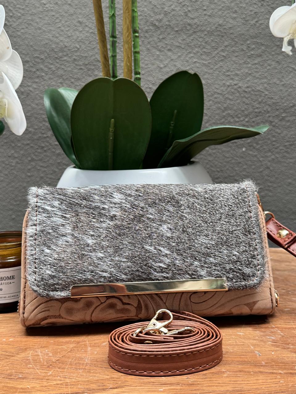 CARTERA CINCELADA ANA PELO GRABADO MAQUILLAJE