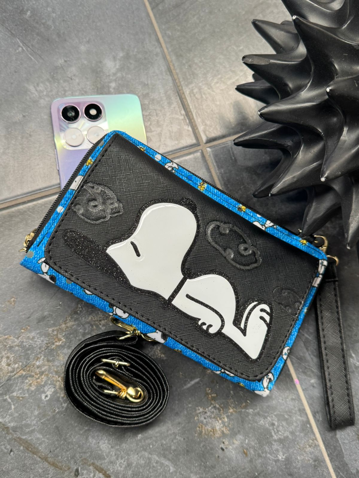 PORTACELULAR PERSONAJES SNOOPY ACOSTADO NEGRO/AZUL