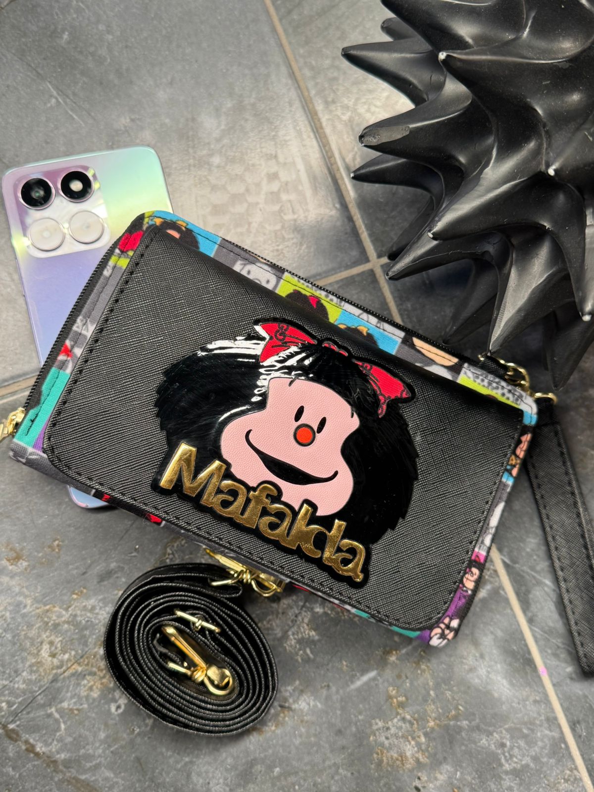 PORTACELULAR PERSONAJES MAFALDA NEGRO CUADROS