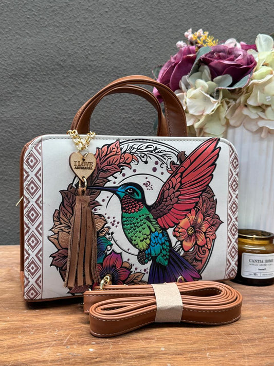 CROSSBODY ARTESANAL TANIA GRABADO COLIBRI BLANCO/CAFE