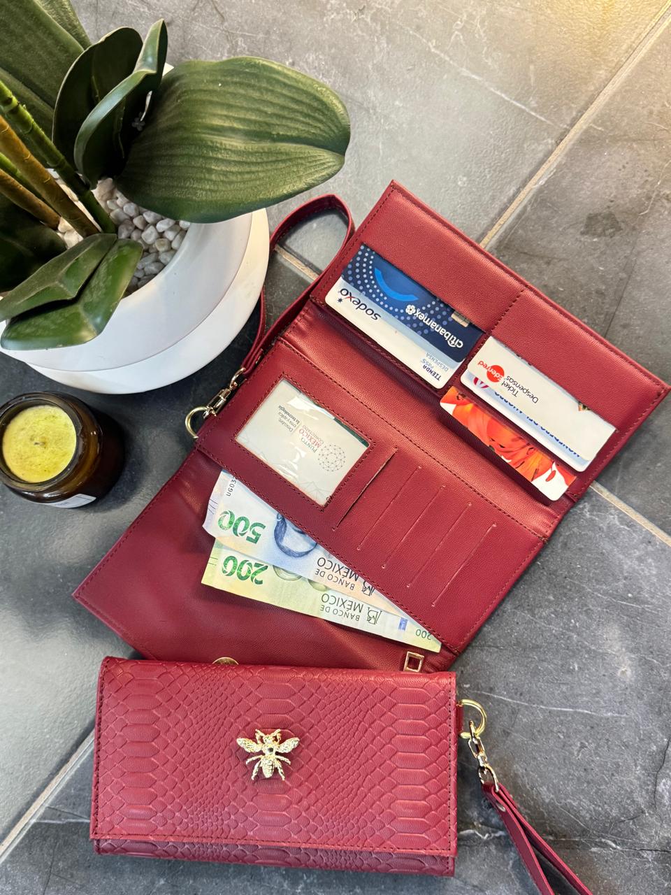 CARTERA MUÑEQUERA VIBORA MERLOT