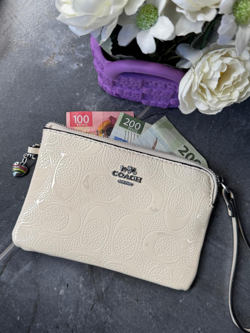 MUÑEQUERA COACH HUESO CHAROL ESTAMPADO