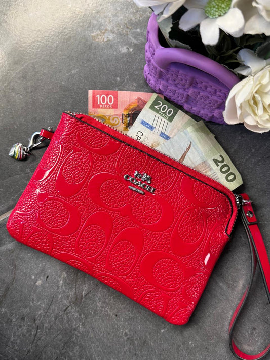 MUÑEQUERA COACH ROJO CHAROL ESTAMPADO