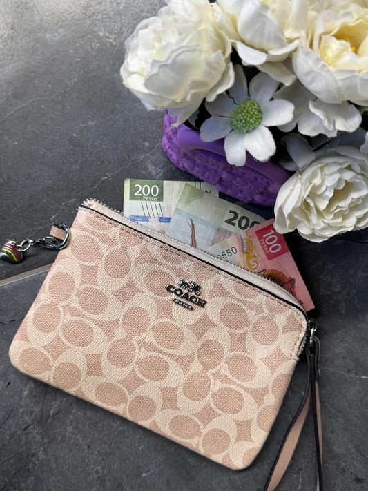 MUÑEQUERA COACH BEIGE ESTAMPADO