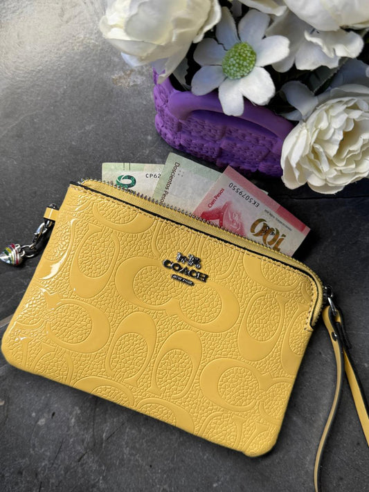MUÑEQUERA COACH AMARILLO CHAROL ESTAMPADO