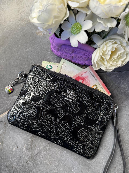 MUÑEQUERA COACH NEGRO CHAROL ESTAMPADO