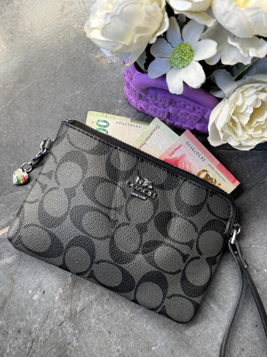 MUÑEQUERA COACH NEGRO ESTAMPADO