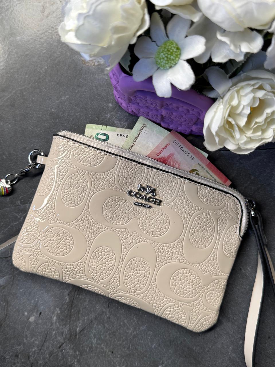 MUÑEQUERA COACH BEIGE CHAROL ESTAMPADO