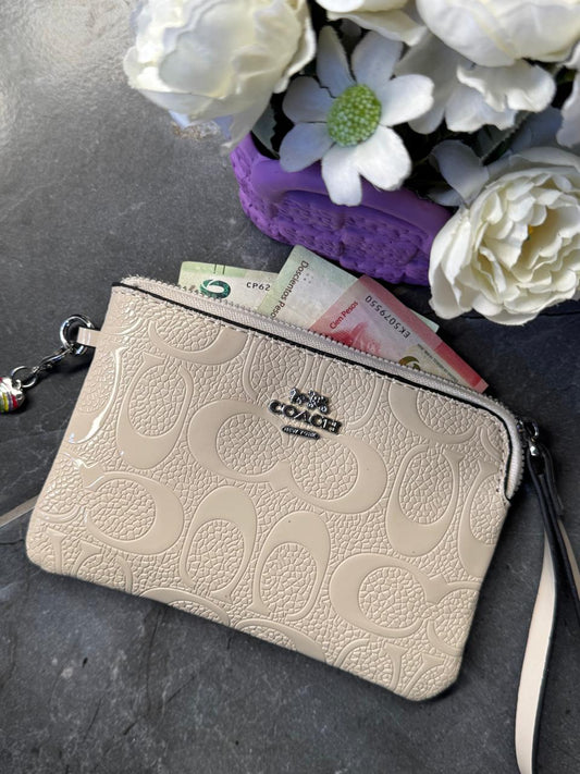 MUÑEQUERA COACH BEIGE CHAROL ESTAMPADO