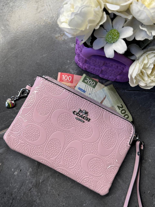 MUÑEQUERA COACH ROSA PASTEL CHAROL ESTAMPADO